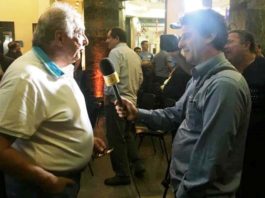 O técnico Antonio Carlos Barbosa concedendo entrevista ao repórter Alexandre Silvestre, da TV Gazeta / Foto: Kiko Ross/ASE