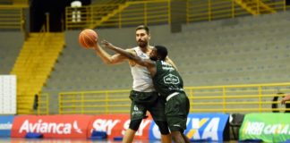 Matulionis (com a bola) disputa lance com Anthony em treino no Pedrocão / Foto: Victor Lira/Bauru Basket