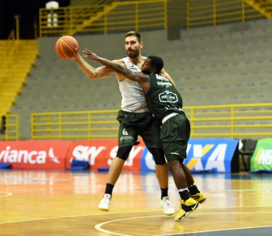Matulionis (com a bola) disputa lance com Anthony em treino no Pedrocão / Foto: Victor Lira/Bauru Basket