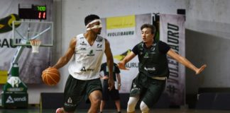 Ala Isaac (com a bola) está a um rebote dos 400 no NBB / Foto: Victor Lira-Bauru Basket