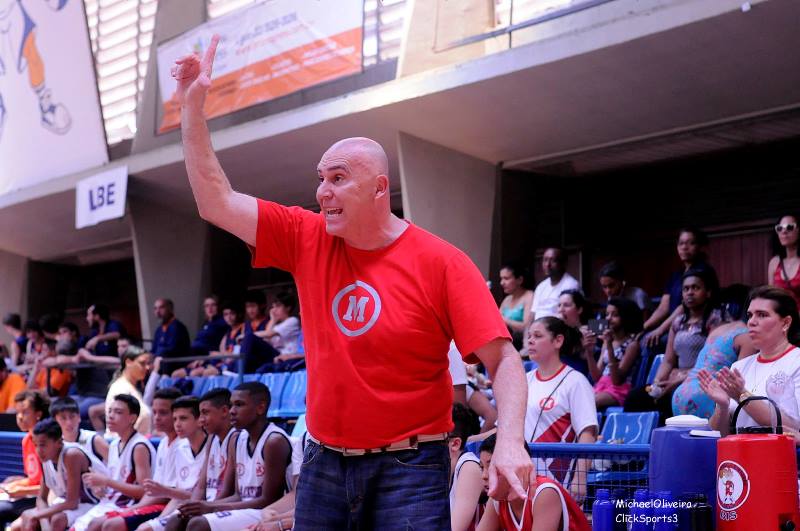 O técnico Adriano Gerandes tem muita experiência e um currículo vasto de atletas lançados / Foto: Divulgação