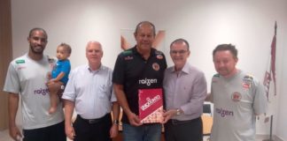 Richard e o filho Samuel, Armando, Baiano, Cláudio Zambello e Leonardo / Foto: Assessoria de Imprensa Basquetebol XV de Piracicaba