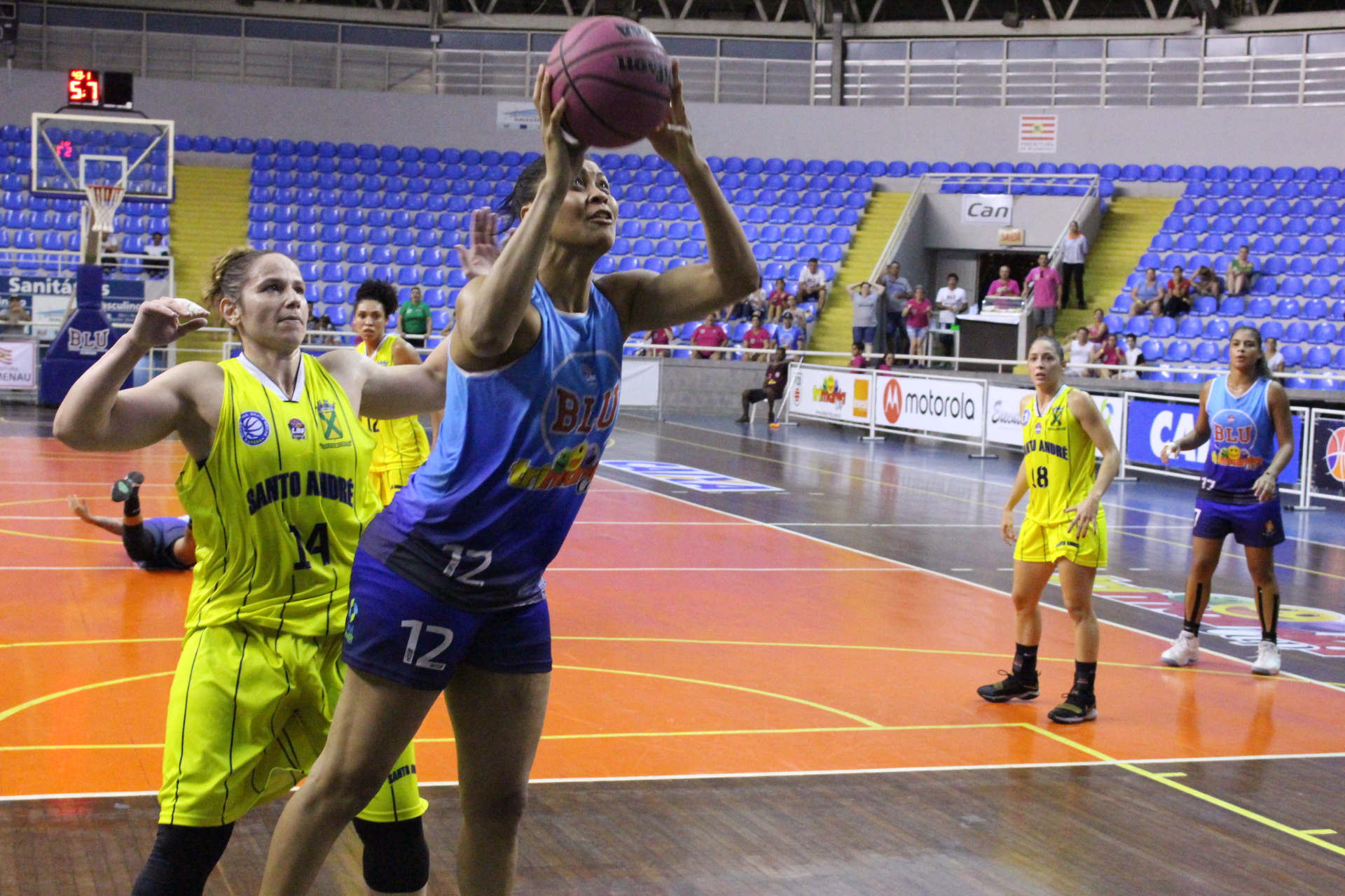 Bibiano briga por espaço em mais uma partida acirrada na temporada / Foto: Vitor Bett/Blumenau)