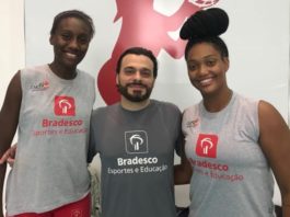 O treinador Cristiano Cedra, da ADC Bradesco, com suas pupilas Lorena e Isadora / Foto: CBB