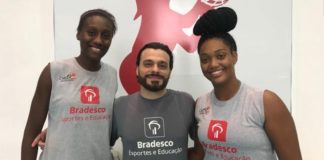 O treinador Cristiano Cedra, da ADC Bradesco, com suas pupilas Lorena e Isadora / Foto: CBB