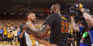 Curry é o primeiro na lista de vendas nos EUA. LeBron lidera no Brasil / Foto: NBAE-Getty Images