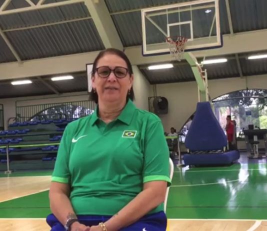 A técnica Thelma Tavernari já está analisando os adversários do Brasil / Foto: Divulgação/CBB