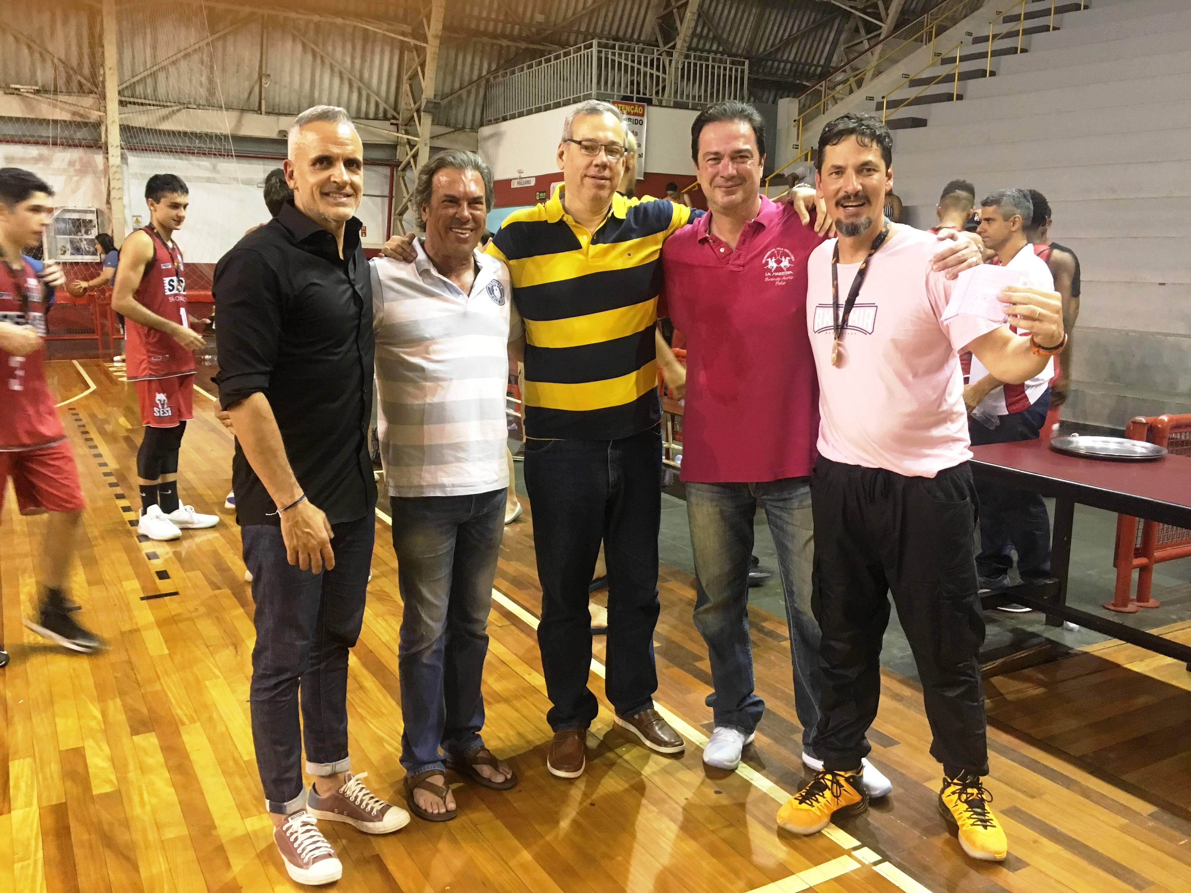 Carlos Alves (diretor executivo da FIBA Américas), Carlos Bargas (Presidente do Clube Campineiro de Regatas e Natação), Marcelo Sousa (diretor executivo da Confederação Brasileira), Ricardo Chamon (gestor do Regatas/Akdmia) e Marcelo Bandiera (técnico) / Foto: Kiko Ross/ASE