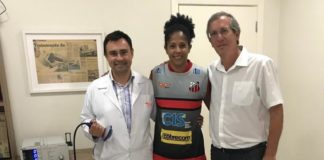 Patrícia Ferreira com os médicos do INA, Fabiano Cunha (direita) e Paulo Kertzman (esquerda) / Foto: Divulgação