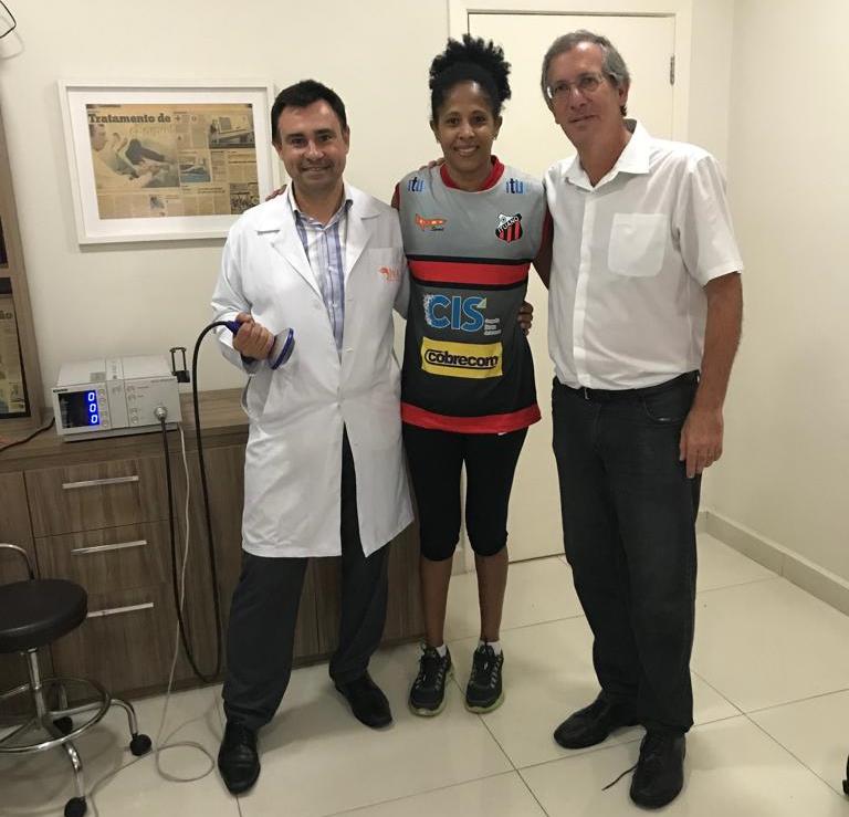 Patrícia Ferreira com os médicos do INA, Fabiano Cunha (direita) e Paulo Kertzman (esquerda) / Foto: Divulgação