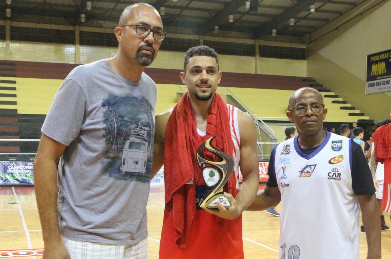 O armador Murilo Silva recebeu o troféu entregue pelo ex-pivô Telmo Oliveira / Foto: Marina Gouvêa/LSB