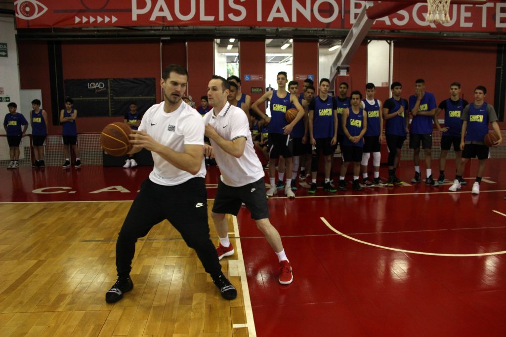 Huertas e Splitter ensinando a garotada / Foto: Ivan Pasanau/Load