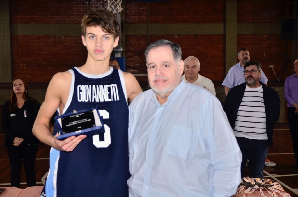 Marcelo Bedoya premiando o selecionado argentino / Foto: Giovanni Kleinübing/CBB