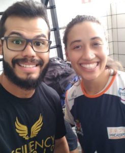 O fisioterapeuta Neemyas Souza com Aruzha Michaski, do Pró-esporte/Sorocaba / Foto: Divulgação