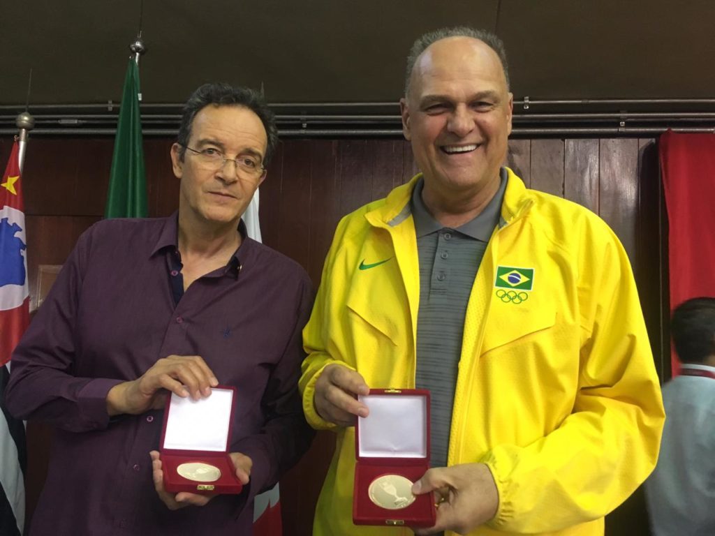Marcel de Souza e Oscar Schmidt com as medalhas comemorativas / Foto: Kiko Ross/ASE
