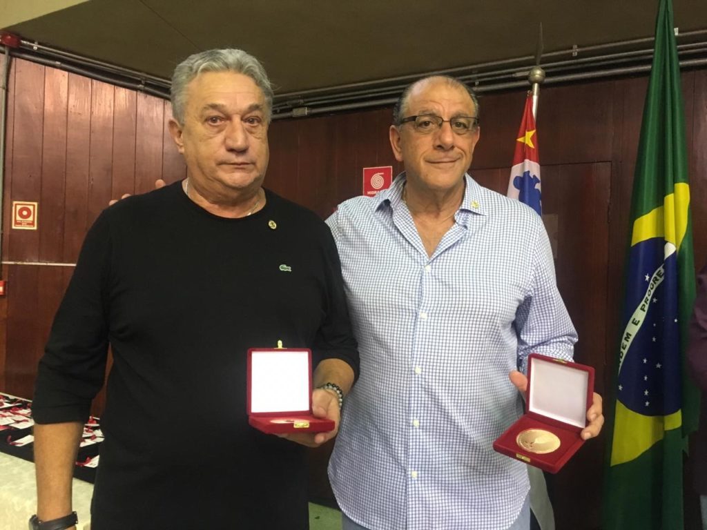 Claudio Mortari e Dodi com as medalhas comemorativas / Foto: Kiko Ross/ASE