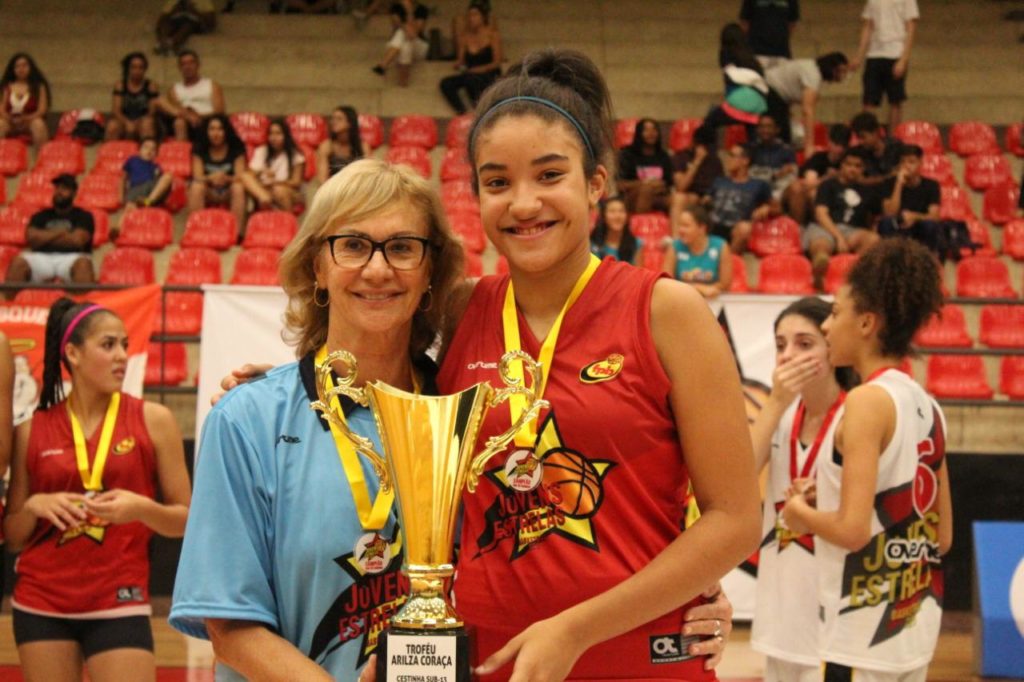 Arilza Coraça premiando a jovem Heloisa Duppre Carrera / Foto: Divulgação