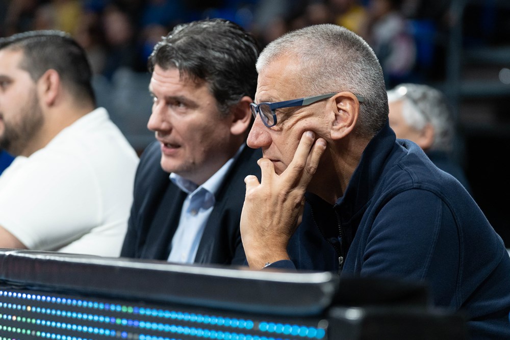 O técnico da Seleção Brasileira, Aleksandar Petrović, acompanhou a partida de perto / Foto: FIBA