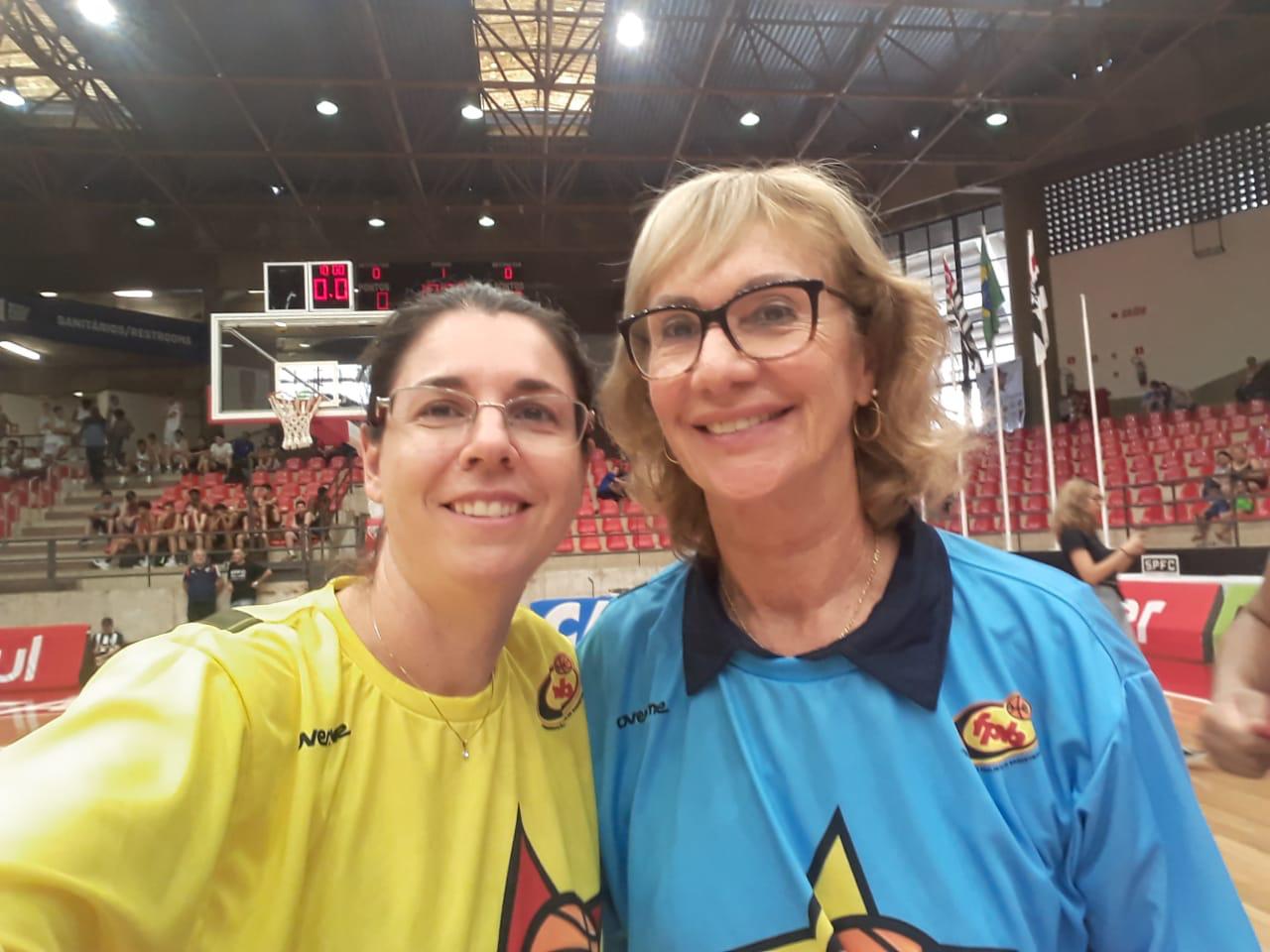 Arilza com a técnica do selecionado do interior, Stella Zoccoli de Brito, que foi sua atleta no Santo André e hoje dirige o time de Itatiba / Foto: Divulgação