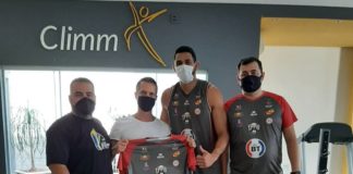 Douglas Dalmatti, Márcio Moreira, o atleta Elivelton Soares e Filipe Ariel / Foto: Divulgação/Basquete Tatuí