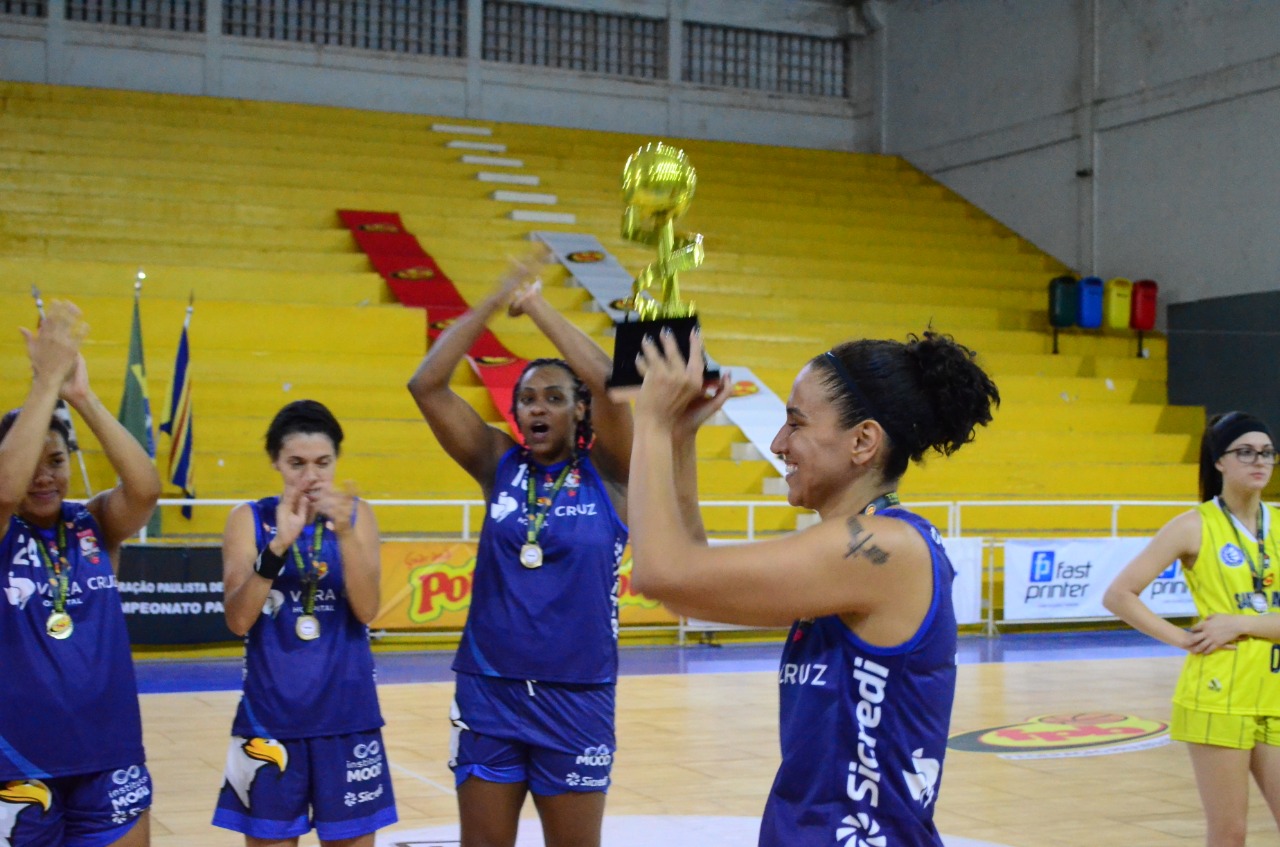 Babi Honório levanta o troféu conquistado de forma invicta / Foto: Buenas Comunicação/Divulgação