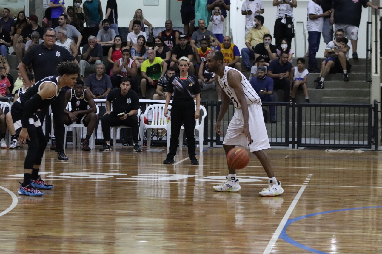 Basquete estreia neste sábado com equipe jovem e veloz