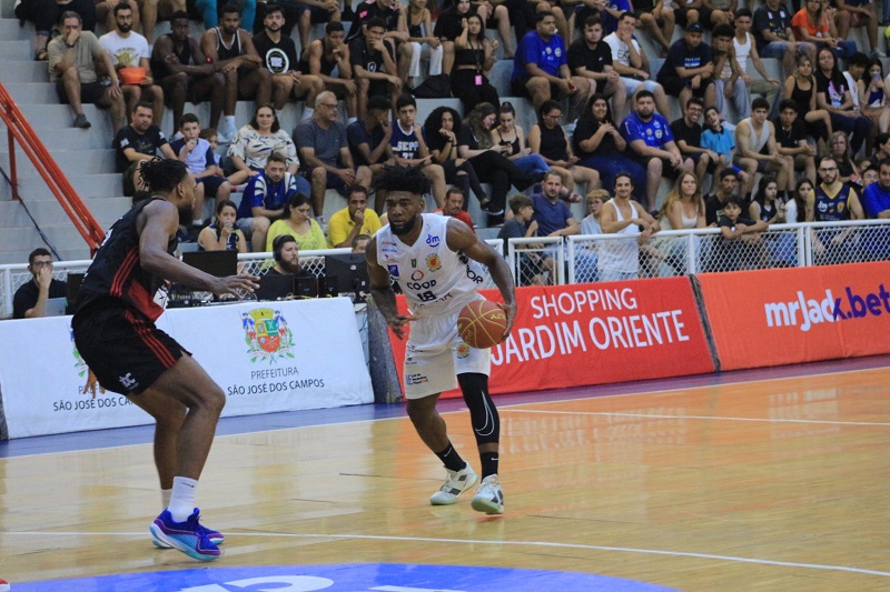 Flamengo vence o Pato Basquete em jogo equilibrado pelo NBB